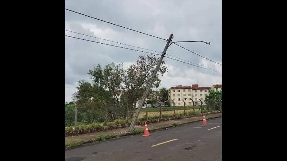 Veículo atinge poste da rede elétrica no Parque Bandeirantes