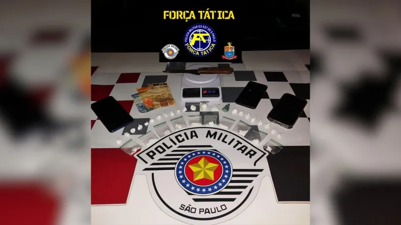Também foram apreendidos R$ 72, três celulares e uma balança.