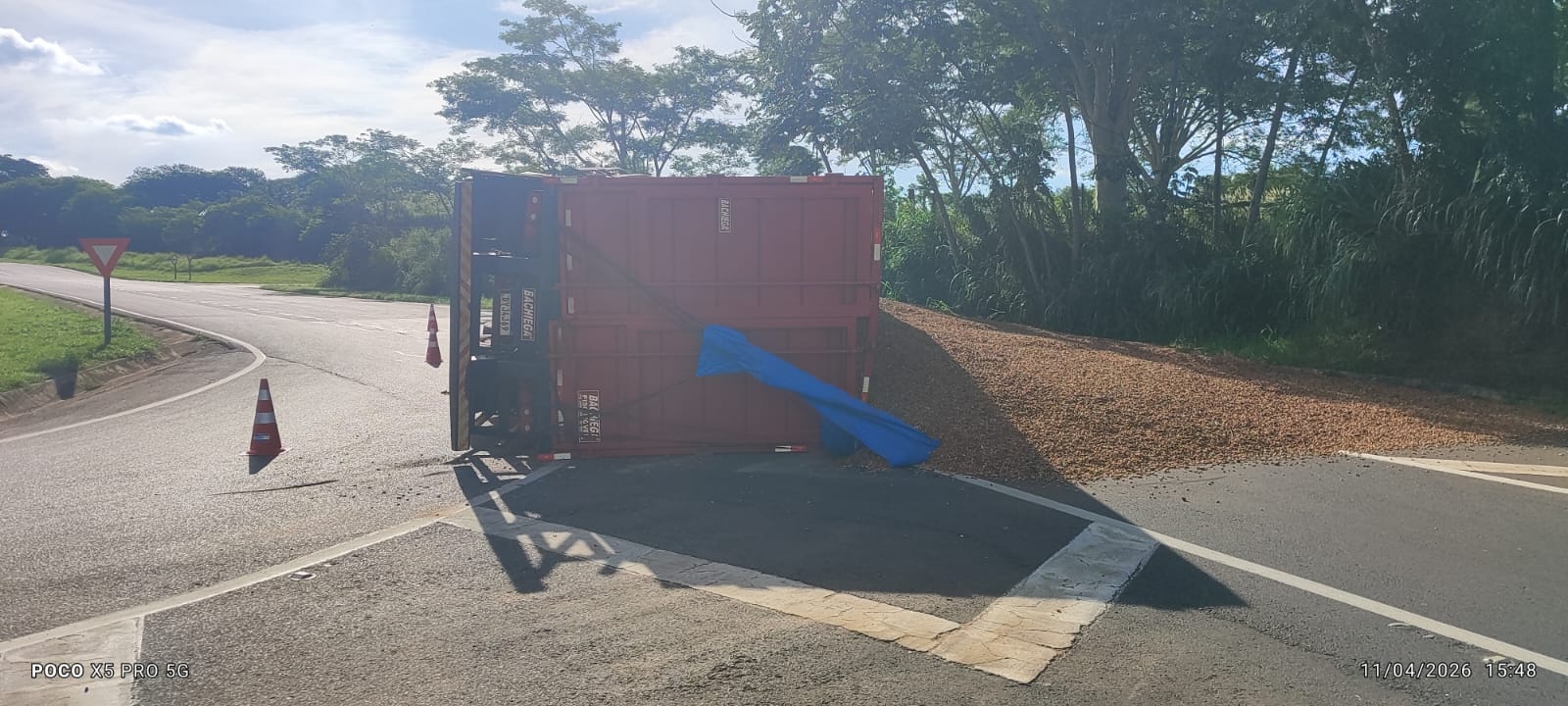 Tráfego precisou ser desviado para o canteiro central.