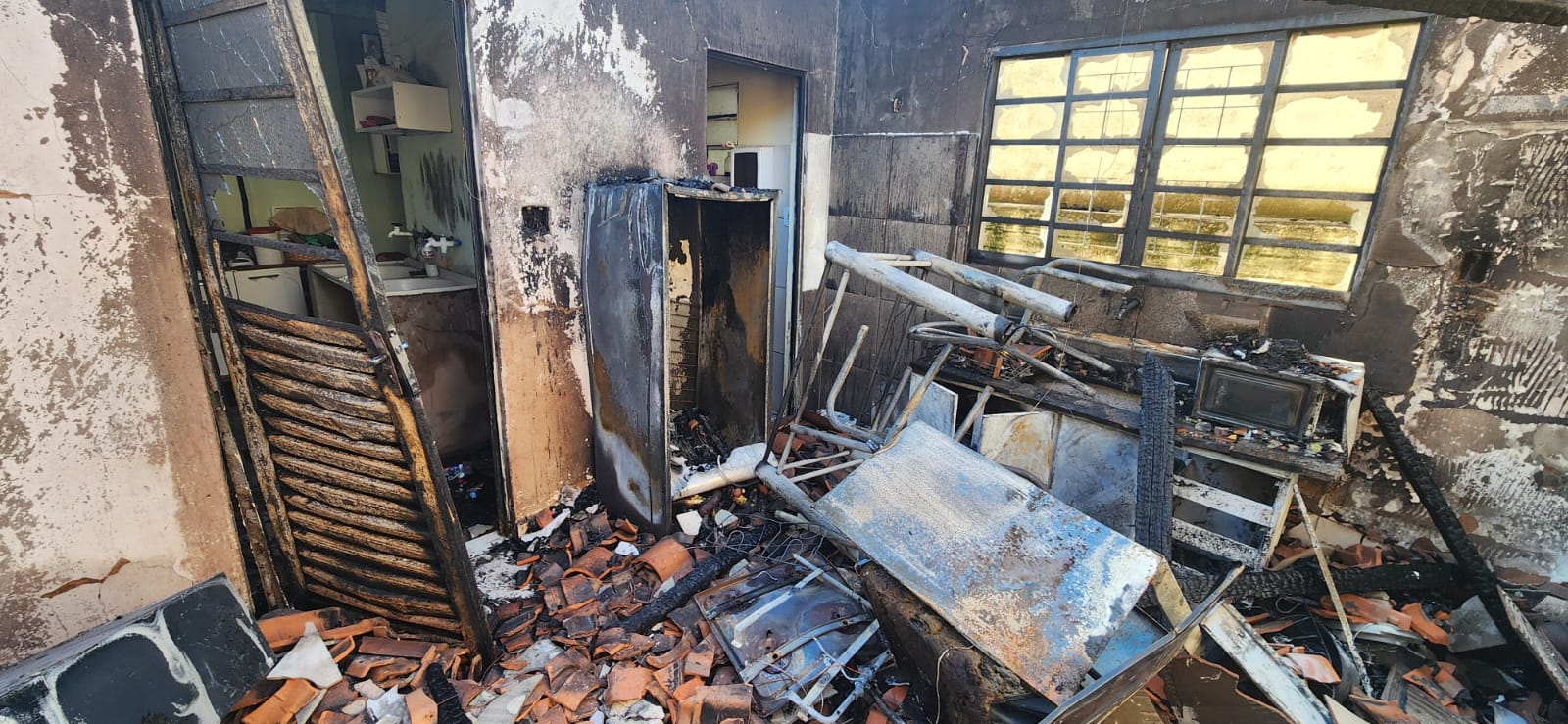 Com suspeita de fogo provocado pelo próprio morador, ex-mulher acusa homem de ter incendiado casa na Vila Eloá por ‘surto de raiva’