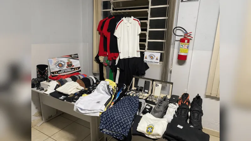 Suspeitos foram localizados empurrando carrinho de supermercado com os produtos na Vila Marcondes.