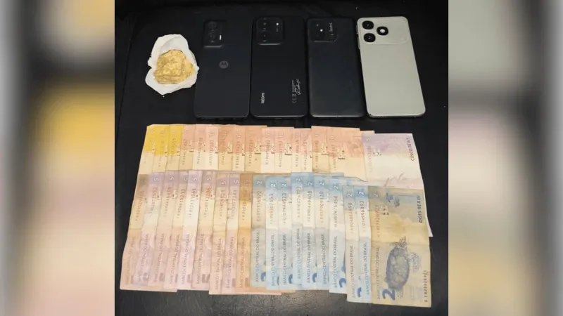Mulher tentou esconder uma pedra bruta de crack ao avistar a viatura.