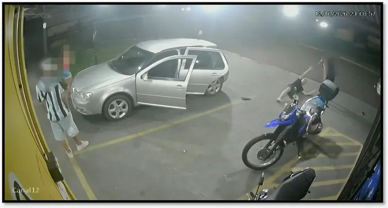 No local, foram apreendidos munições de calibre 38 e um carregador de pistola.
